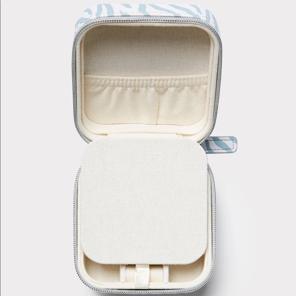 Milly Traveling Jewelry Case - Picture 2 of 3